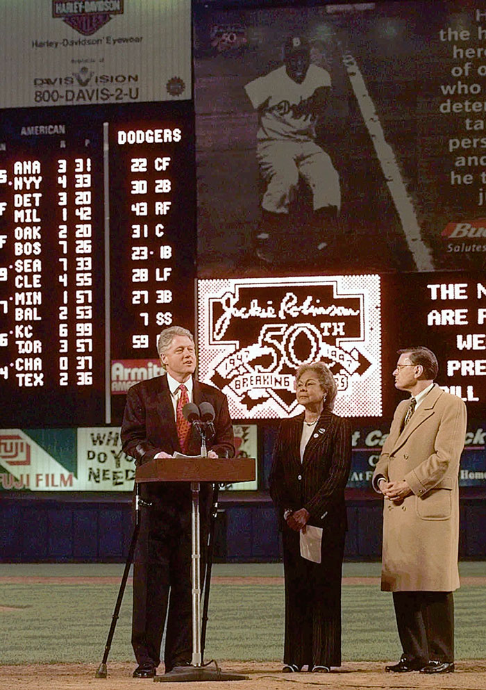 President Bill Clinton, Rachel Robinson, and Bud Selig at a ceremony.