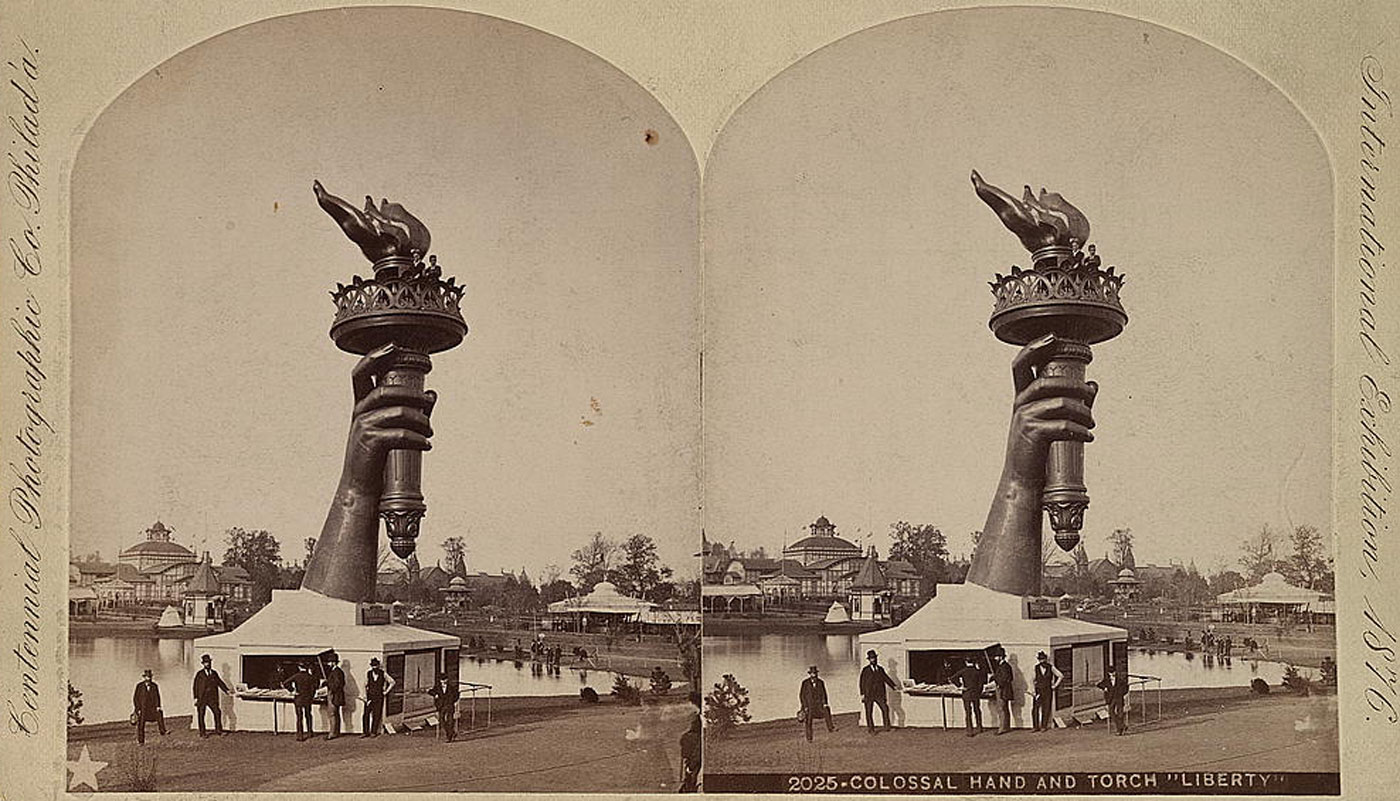 Stereoscopic photo showing the hand of Liberty holding the torch.